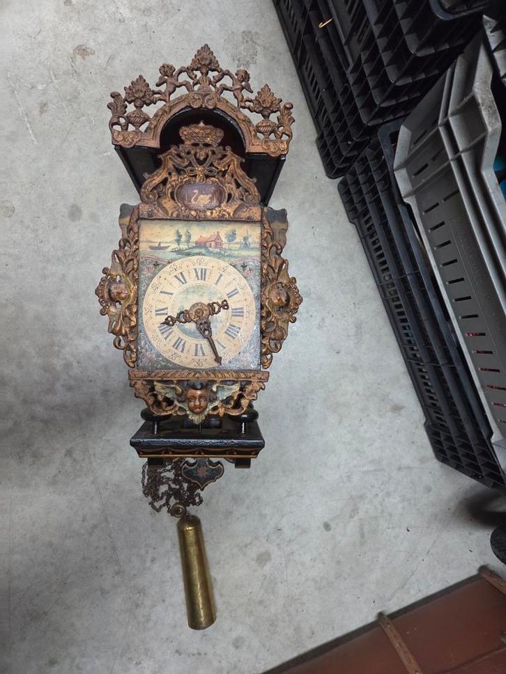 Antieke stoelklok beschilderd en vol decoratie, Antiek en Kunst, Antiek | Klokken, Ophalen of Verzenden