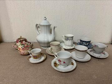 Vintage set met gemixt servies beschikbaar voor biedingen