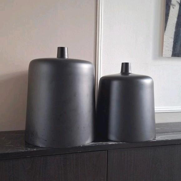 Mat zwarte grote metalen design vazen, Huis en Inrichting, Woonaccessoires | Vazen, Nieuw, Overige kleuren, Minder dan 50 cm, Overige materialen