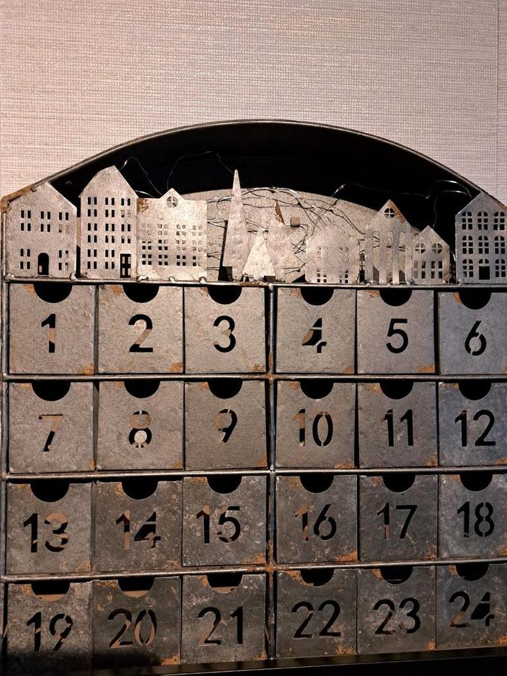 Metalen Adventskalender met 24 Lades, Antiek en Kunst, Antiek | Woonaccessoires, Ophalen of Verzenden