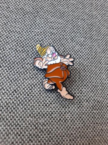 1 leuke pin van Doc uit de 7 dwergen te koop beschikbaar voor biedingen