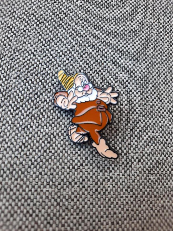1 leuke pin van Doc uit de 7 dwergen te koop, Verzamelen, Speldjes, Pins en Buttons, Nieuw, Speldje of Pin, Overige onderwerpen