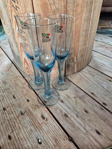 Blauwe kleurige art+design glazen. beschikbaar voor biedingen