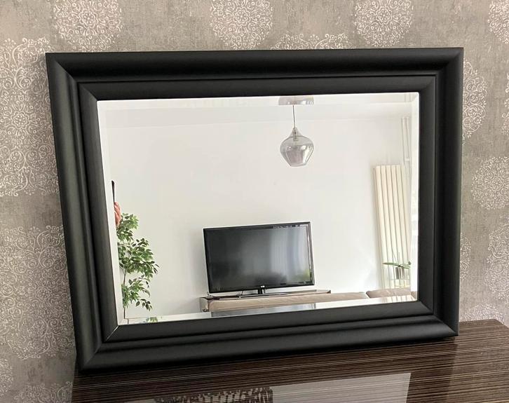 Mooie spiegel zwart 75 x 56 faset geslepen rand punt gaaf, Huis en Inrichting, Woonaccessoires | Spiegels, Zo goed als nieuw, 50 tot 75 cm