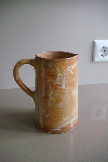 Beige design vaas beschikbaar voor biedingen