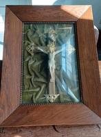 Antiek kruisbeeld onder bol glas in lijst, Antiek en Kunst, Antiek | Religie, Ophalen