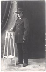 Foto - Man met Bolhoed en Sigaar bij Tafel, Verzamelen, Foto's en Prenten, Gebruikt, Ophalen of Verzenden, Foto, Voor 1940