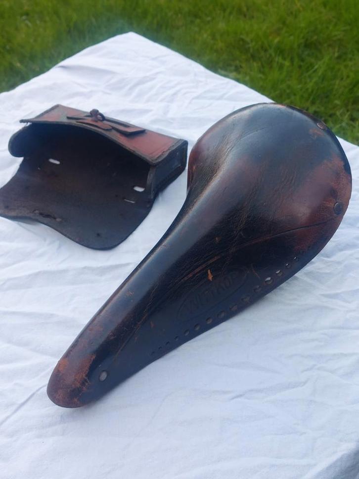 Oud lederen racefiets zadel + zadeltasje, Fietsen en Brommers, Fietsonderdelen, Gebruikt, Ophalen