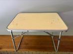 Vintage kampeertafeltje metaalboard.83, Caravans en Kamperen, Kampeermeubelen, Ophalen of Verzenden, Gebruikt, Campingtafel