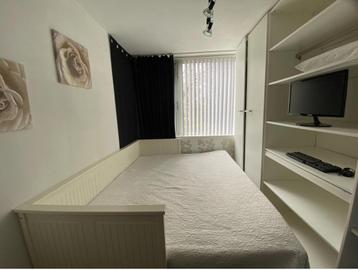 Ikea Malm Bedbank. 1 persoons uittrekbaar naar 2 persoons beschikbaar voor biedingen