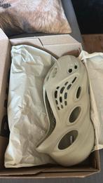 Yeezy foam RNNR stone salt 46, Ophalen of Verzenden, Nieuw, Overige kleuren