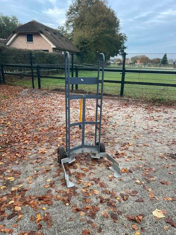 Nieuwe steekwagen voor banden  beschikbaar voor biedingen