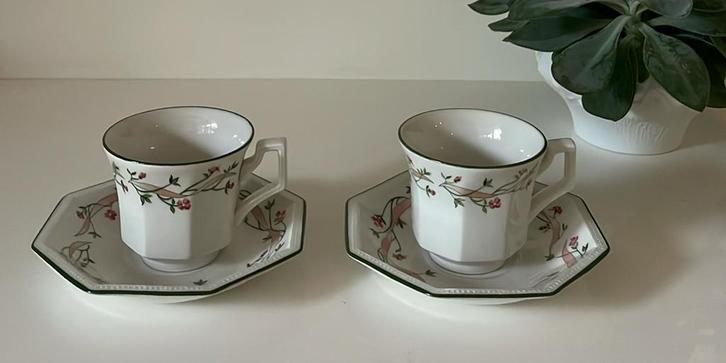 2 Johnson Brothers Eternal Beau kop en schotels, Huis en Inrichting, Keuken | Servies, Zo goed als nieuw, Kop(pen) en/of Schotel(s)