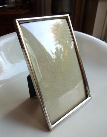 Jaren '50 fotolijsje: verzilverd, bol glas. Leren achterkant beschikbaar voor biedingen