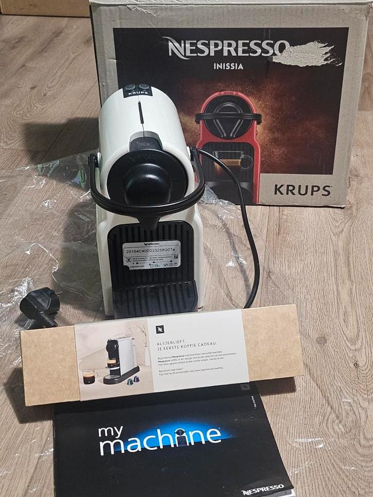 Nespresso Inissia Koffiemachine - nieuw!, Witgoed en Apparatuur, Koffiezetapparaten, Nieuw, Koffiepads en cups, Espresso apparaat