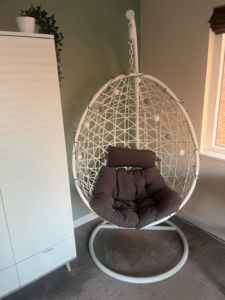 Mooie hangstoel met zitkussens, Huis en Inrichting, Stoelen, Zo goed als nieuw, Eén, Metaal, Wit, Ophalen