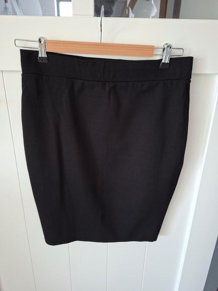 Zwarte rok, maat 42 L zwart rokje elastische taille, Kleding | Dames, Rokken, Zo goed als nieuw, Maat 42/44 (L), Zwart, Boven de knie