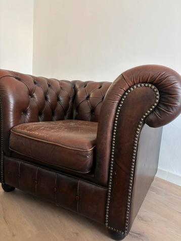 Chesterfield look fauteuil beschikbaar voor biedingen