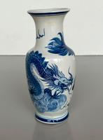 Oude Chinese blauw witte vaas met draken decor., Antiek en Kunst, Ophalen of Verzenden