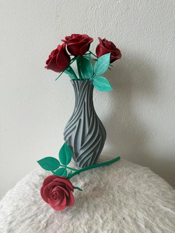 rozen in een vaas 24 cm beschikbaar voor biedingen