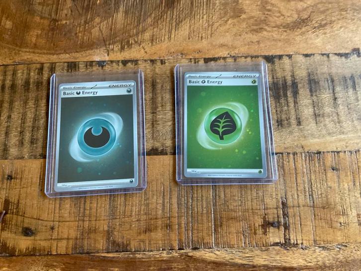 Pokémon holo energies  Darkness + Grass set (2x), Hobby en Vrije tijd, Verzamelkaartspellen | Pokémon, Zo goed als nieuw, Meerdere kaarten