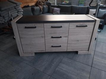 Dressoir kast beschikbaar voor biedingen