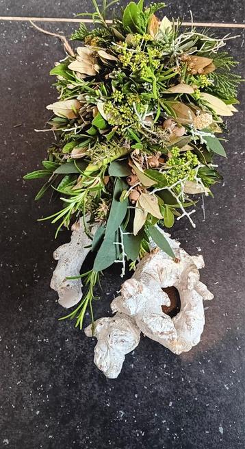 Tak met festoen, droog groen decoratie beschikbaar voor biedingen