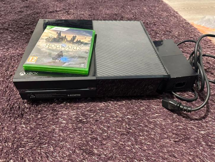 Xbox One Console + 2 spellen (Hogwarts Legacy & It Takes Two, Spelcomputers en Games, Spelcomputers | Xbox One, Zo goed als nieuw