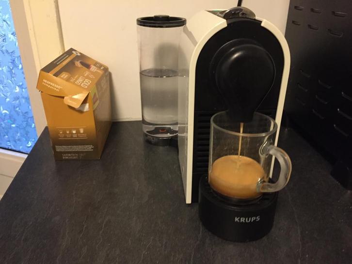 Krups Nespresso UMilk XN2601, Witgoed en Apparatuur, Koffiezetapparaten, Gebruikt, Koffiepads en cups, Espresso apparaat, 1 kopje