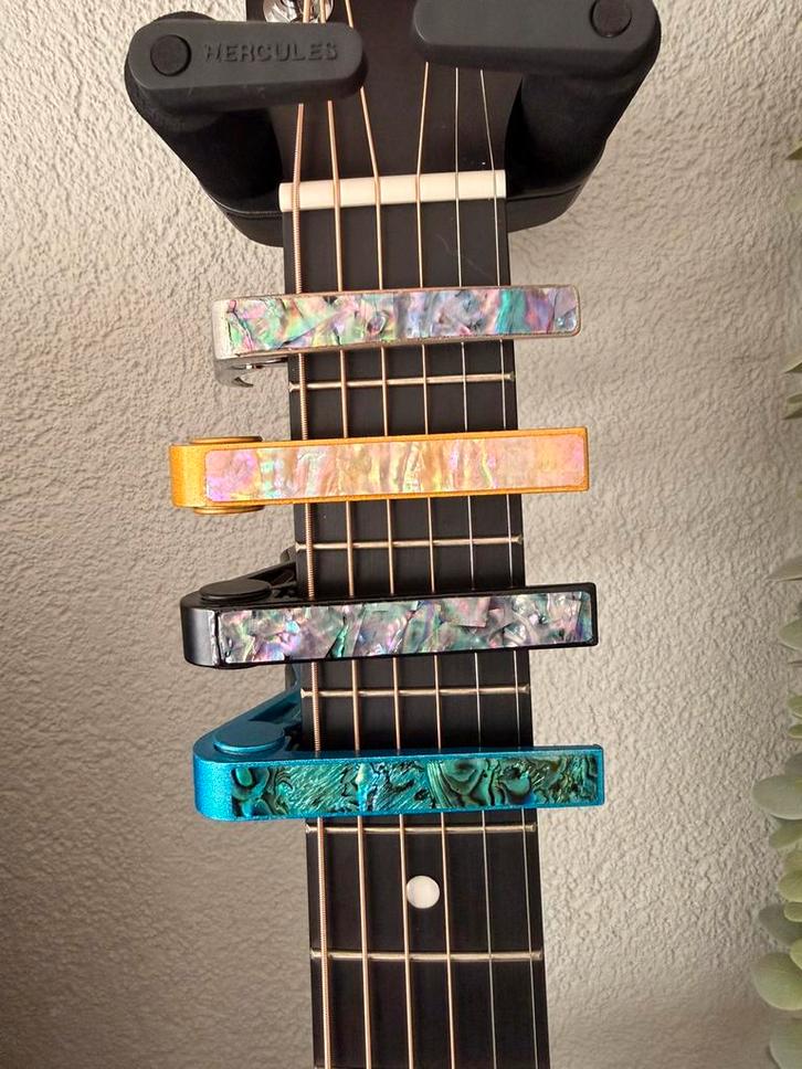 Custom capo met abalone inlay, Muziek en Instrumenten, Instrumenten | Toebehoren, Nieuw, Ophalen of Verzenden