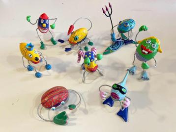 8 Vrolijke Papiermache figuren beschikbaar voor biedingen