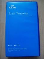 Videoband / VHS uit 1992 - KLM - Royal Teamwork, Verzamelen, Luchtvaart en Vliegtuigspotten, Ophalen of Verzenden, Zo goed als nieuw