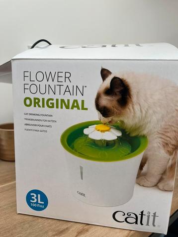 Drinkbak stromend water voor de kat beschikbaar voor biedingen
