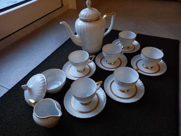 Koffie- en theeservies met bladgoud beschikbaar voor biedingen