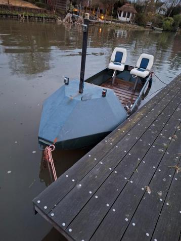 Leuke stalen boot inclusief trailer en motor