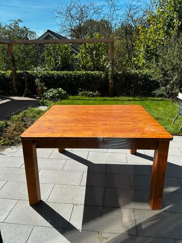 Eettafel hout vierkant 135x135cm beschikbaar voor biedingen