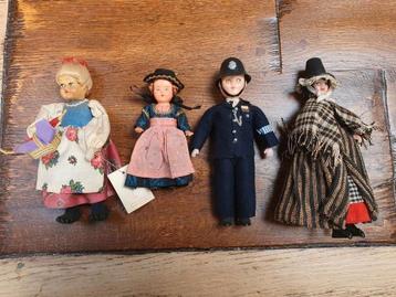 4 oude kleine poppetjes uit verschillende landen  beschikbaar voor biedingen