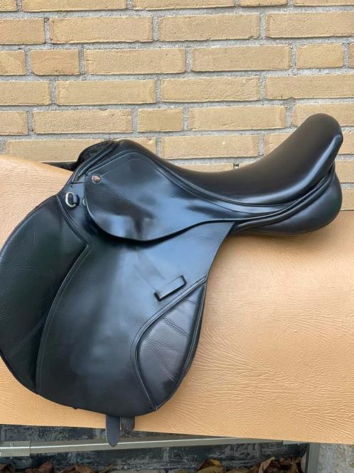 Cama Disign zwart springzadel 17,5 (passervice mogelijk), Dieren en Toebehoren, Paarden en Pony's | Zadels, Gebruikt, Springen