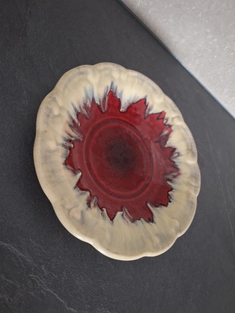 West Germany Schaal - Dieprood/Creme met Blauwe Accenten, Antiek en Kunst, Antiek | Schalen, Ophalen of Verzenden