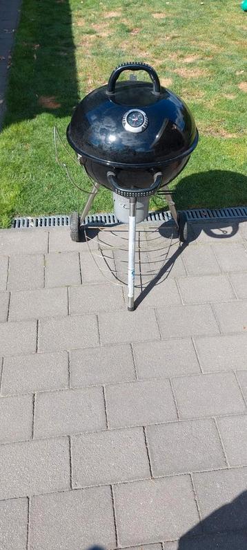 Tenneker bbq met hoes en accessoires beschikbaar voor biedingen