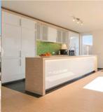 Moderne witte keuken met spoeleiland, Huis en Inrichting, Keuken | Complete keukens, Ophalen, Wit, Zo goed als nieuw, Hout