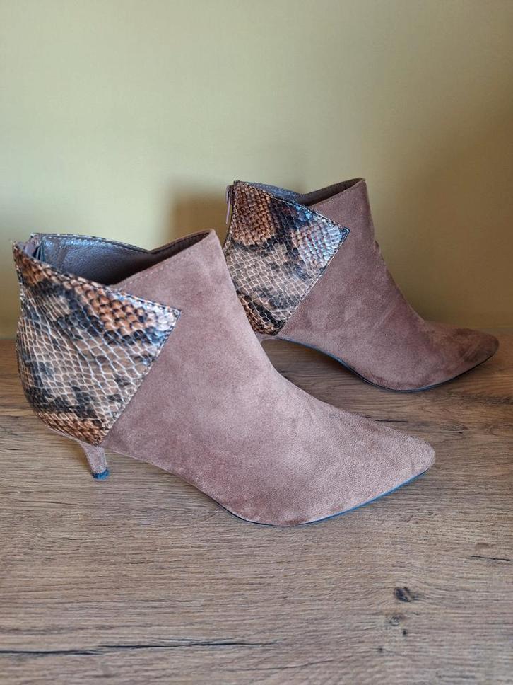 Bruine Enkellaarsjes met Slangenprint Detail, Kleding | Dames, Schoenen, Zo goed als nieuw, Lage of Enkellaarzen, Bruin, Ophalen of Verzenden