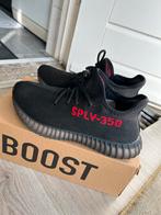 Yeezy Boost 350 V2 Black Red - Maat 44, Kleding | Heren, Schoenen, Ophalen of Verzenden, Zo goed als nieuw, Zwart, Sneakers of Gympen