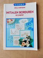 Initialen borduren op Papier      Erica Fortgens, Hobby en Vrije tijd, Borduren en Borduurmachines, Ophalen of Verzenden, Zo goed als nieuw