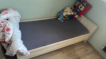 70x140/150 3 x hoeslakens en waterdichte molton. Peuterbed beschikbaar voor biedingen