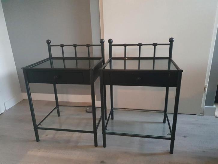 2 Metalen nachtkastjes met houten lade en glasplaten, Huis en Inrichting, Slaapkamer | Nachtkastjes, Zo goed als nieuw, 55 tot 70 cm