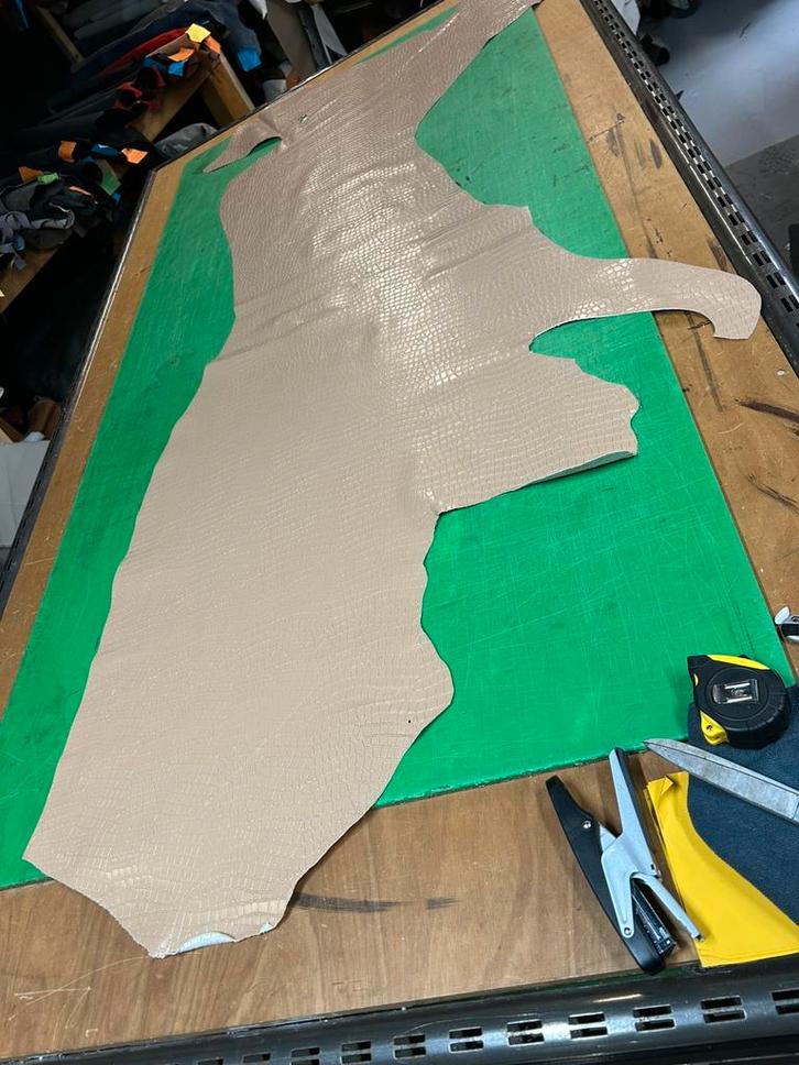 Beige kleur leer lap 1.3mm dik iets stug Italiaans lap A268, Hobby en Vrije tijd, Stoffen en Lappen, Zo goed als nieuw, Leer of Kunstleer