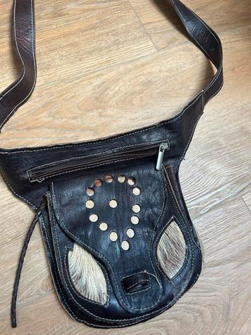 Bruin leren tasje met vacht details beschikbaar voor biedingen