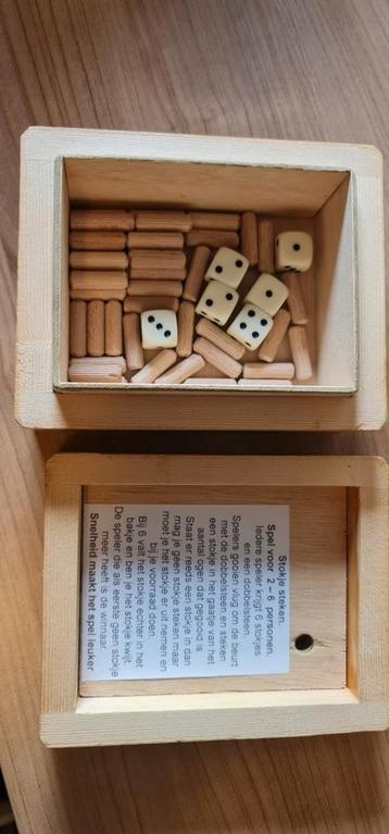 Handgemaakt houten spel beschikbaar voor biedingen