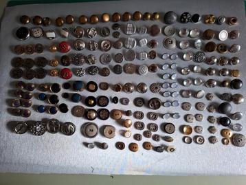 26  Vintage. 192 prachtige decoratieve knopen beschikbaar voor biedingen